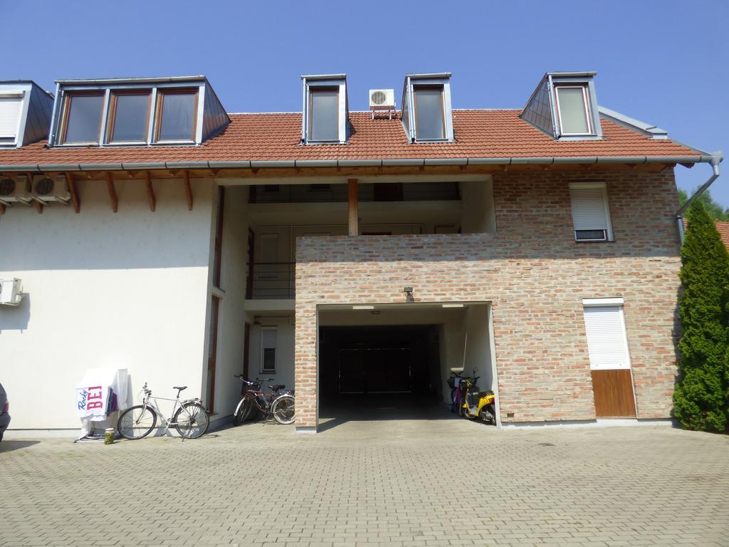 Abban Durmolj Apartman Дьюла Номер фото