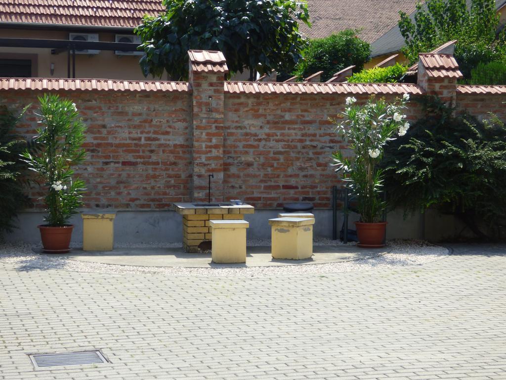 Abban Durmolj Apartman Дьюла Номер фото