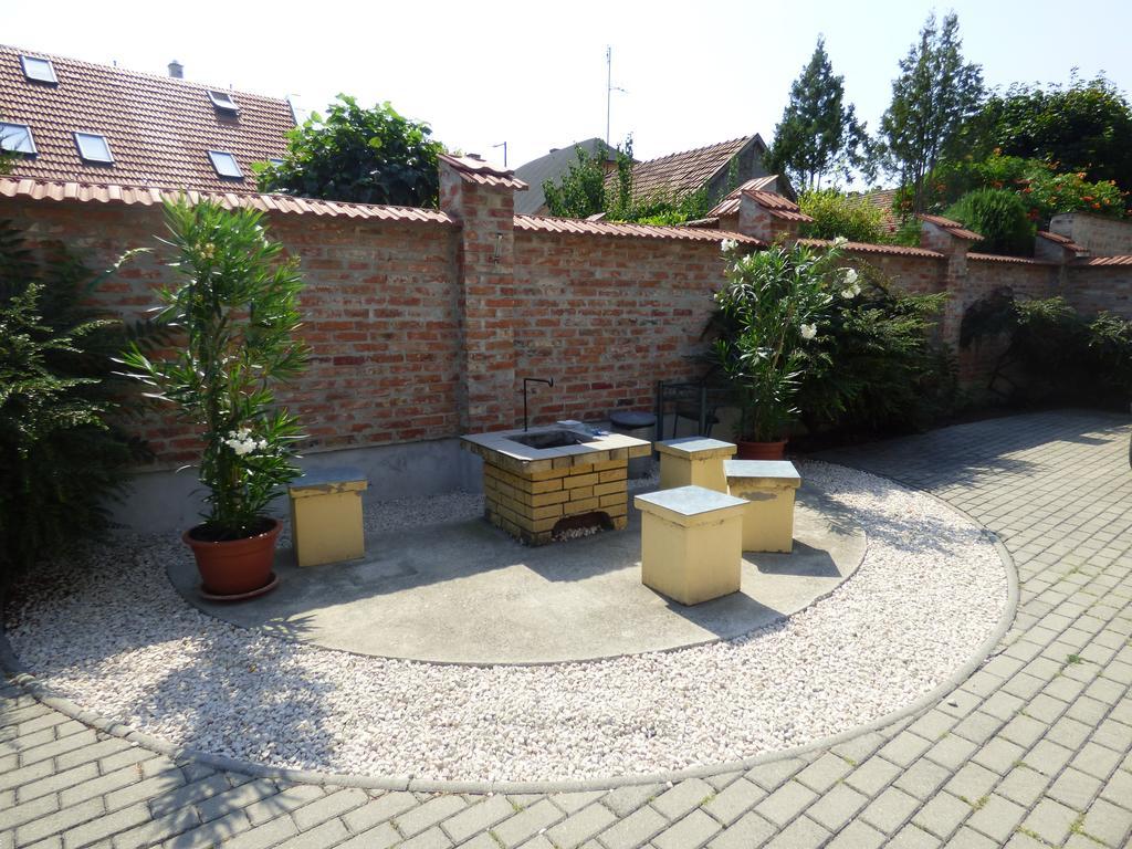 Abban Durmolj Apartman Дьюла Номер фото
